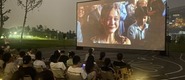 （好屌插转载）成都秋夜“新耍法”：到公园看坝坝电影